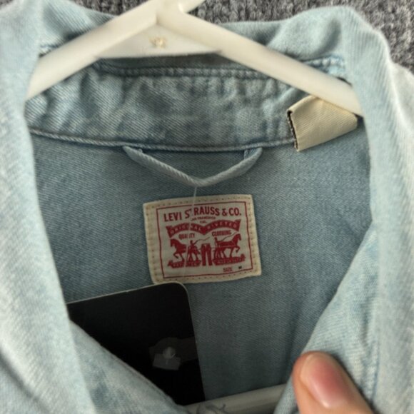 NWT Levi’s Pearl Snap Up Shirt Western Denim Pockets Lightweight Medium Blue - Picture 13 of 15